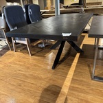 Eettafel, zwart hardhout, zwart metalen spinpoot
